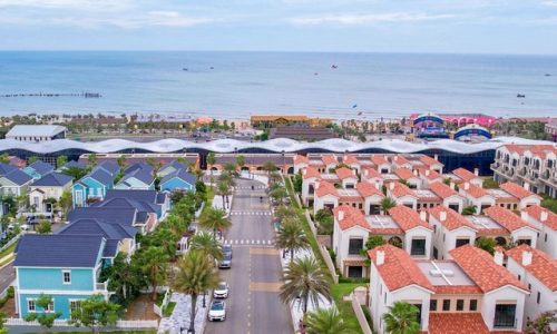 Biệt thự biển NovaWorld Phan Thiet tấp nập đón du khách mùa du lịch hè.